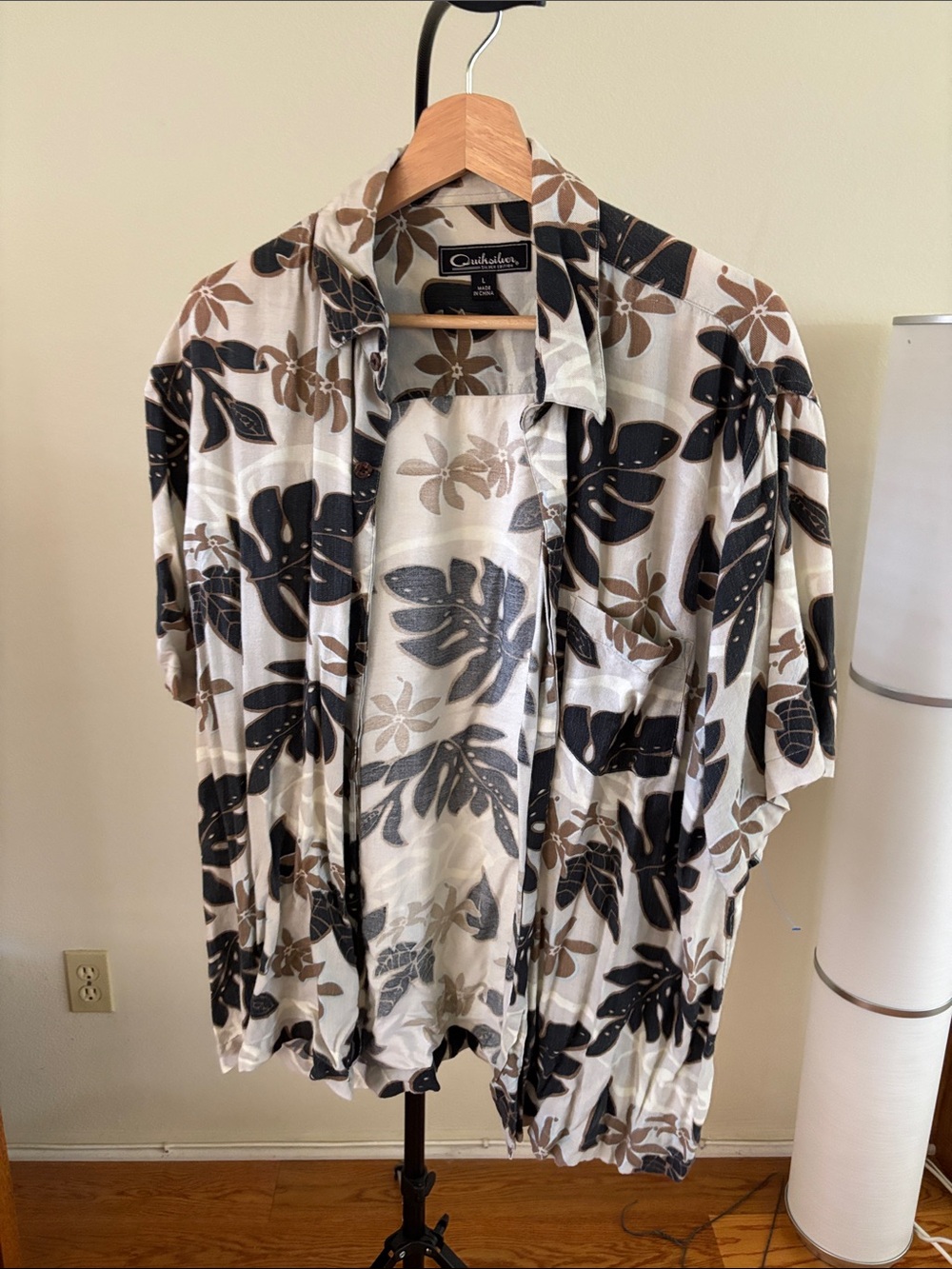 Quiksilver Cream Short Sleeve Button-Up with Black & Brown Tropical Print Size L